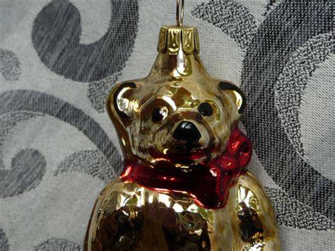 Teddy in Goldfolie mit roter Schleife