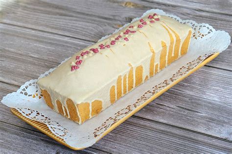 Teekuchen in Kastenform mit weißer Schokoladenglasur