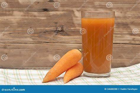 Teelöffel Leinöl und Glas Karottensaft
