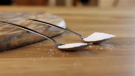 Teelöffel Vanillezucker auf Küchenwaage