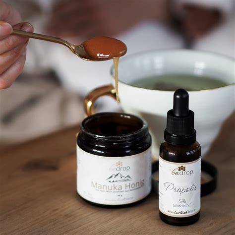 Teelöffel mit Manuka-Honig und Propolis-Tinktur