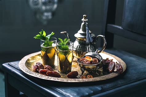 Teetafel mit Minztee, Ghriba, Datteln und marokkanischem Geschirr