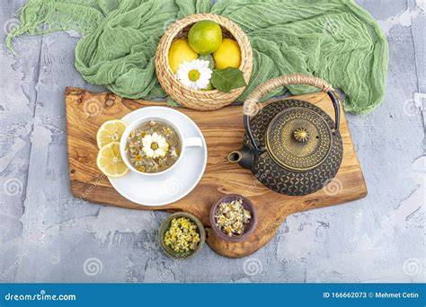Teetasse mit Fenchel- und Kamillentee