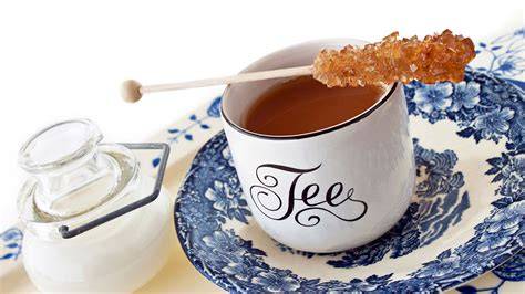 Teetasse mit Kandiszucker und Sahne (Ostfriesische Teekultur)