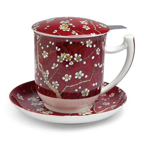 Teetasse mit Marzipan-Noten und Mandelstücken