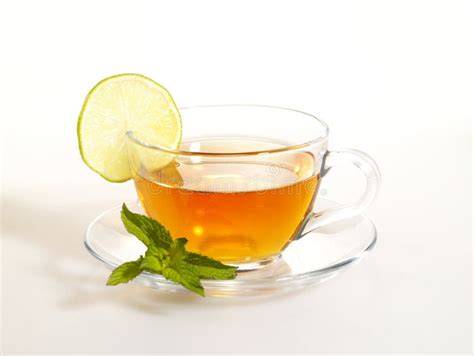 Teetasse mit Minzblättern und Honig