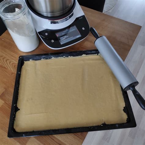 Teig auf dem Backblech ausrollen