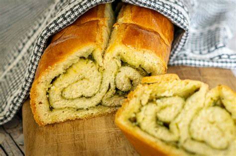 Teig aus dem Thermomix auf dem Backblech glattgestrichen