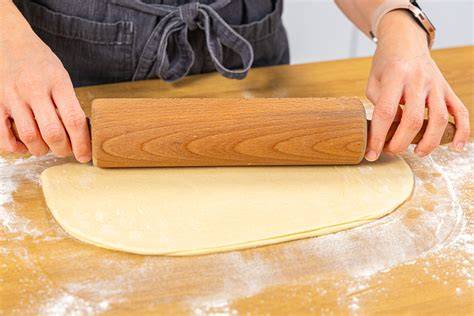 Teig ausgerollt mit Sternausstechern
