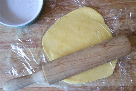 Teig ausrollen zwischen Backpapier