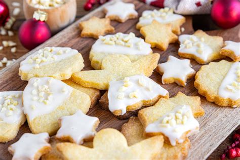Teig für Butterplätzchen in einer Schüssel, verschiedene Zutaten sichtbar
