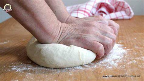 Teig für Schokobrötchen wird geknetet
