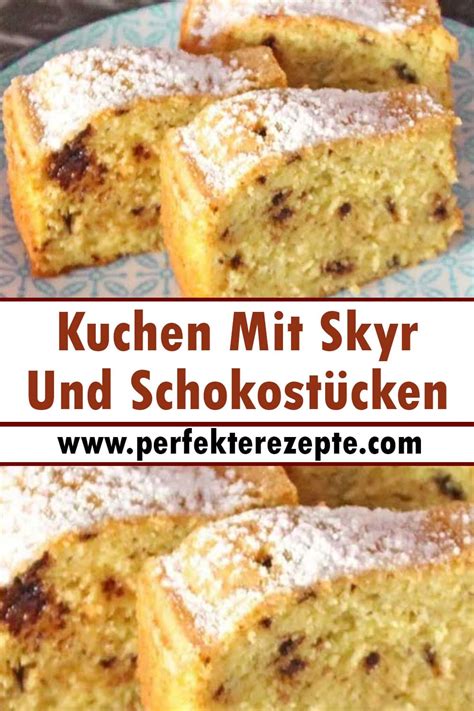 Teig in Rechteckform glatt gestrichen, mit Schokostücken und Pekannüssen bestreut