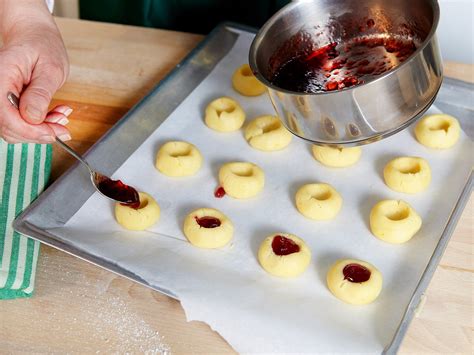 Teig-Grundlagen: Auswellen, Ausstechen, Füllen mit Marmelade