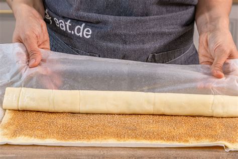 Teig-Rechteck, Puddingauftrag und Schneiden der Rolle in Schnecken