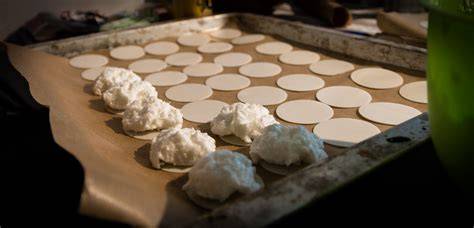 Teigaufstrich auf Oblaten vor dem Backen