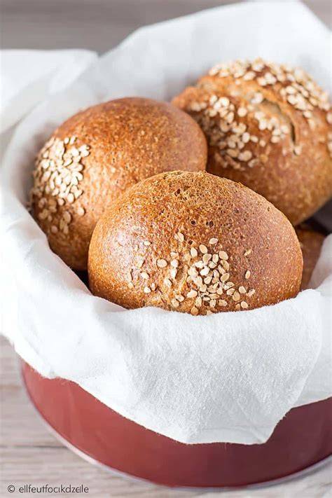 Teigbereitung mit Buttermilch, Honig und Hefe