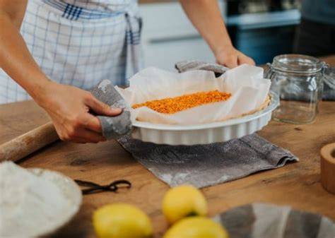 Teigboden blindgebacken mit Backpapier und Hülsenfrüchten