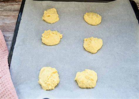 Teighäufchen mit Nougatstücken vor dem Backen