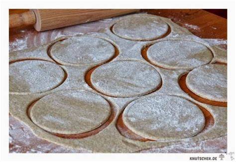 Teigkreise auf Backblech vor dem Backen