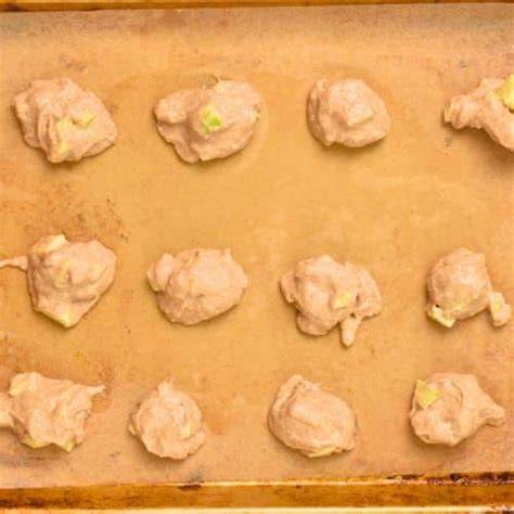 Teigkugeln auf Backblech, bereit zum Kühlen