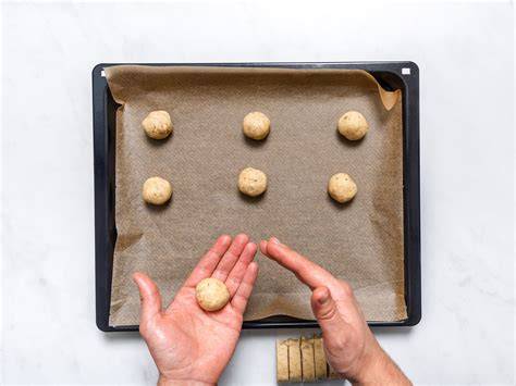 Teigkugeln auf Backblech mit Backpapier