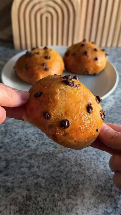 Teigkugeln mit Schokodrops auf Backblech
