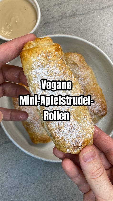 Teigrolle mit Marillenmarmelade, Baiser und Nüssen vor dem Aufrollen