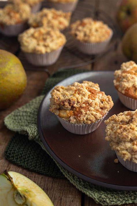 Teigschüssel mit Äpfeln und Streuseln, Vorbereitung für Zimt Streusel Muffins