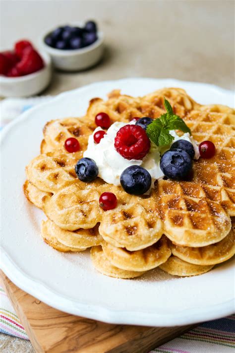 Teigschüssel mit schokoladigem Waffelteig und gehackter Schokolade