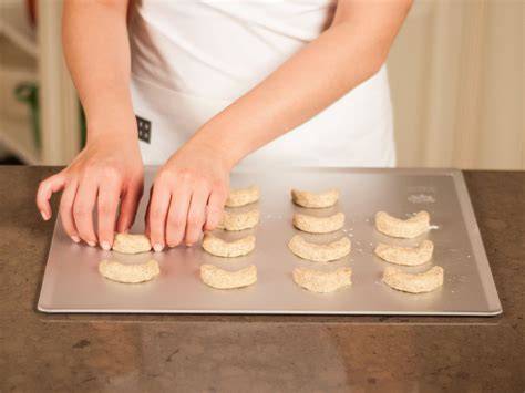 Teigstränge auf Backblech legen - Cantuccini-Form vorbereiten