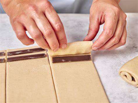 Teigstreifen werden zum Gitter geformt