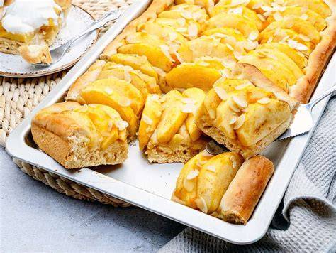 Teigtipps, ausgerollter Hefeteig und Puddingcreme