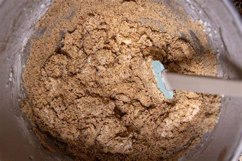Teigvorbereitung mit gemahlenen Haselnüssen und Eischnee