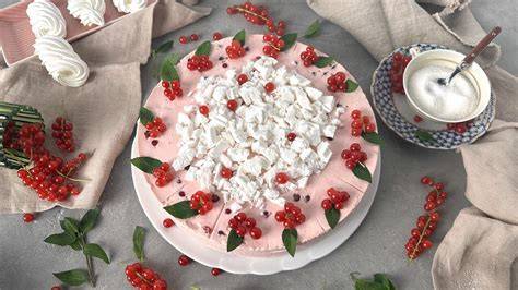 Teigzubereitung einer Johannisbeertorte mit eingestreuten Beeren