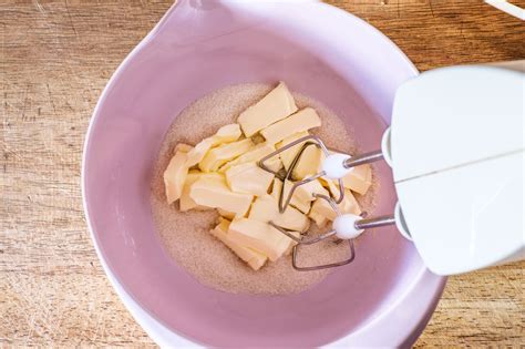 Teigzubereitung mit Butter, Zucker und Eiern