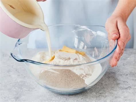 Teigzutaten abgewogen in Schüsseln