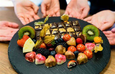 Teilnehmer basteln Pralinen in der Chocolateria