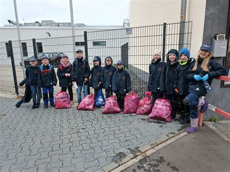 Teilnehmer bei der Müllsammelaktion „Lehrte putzt sich raus“ mit Sammelmaterial