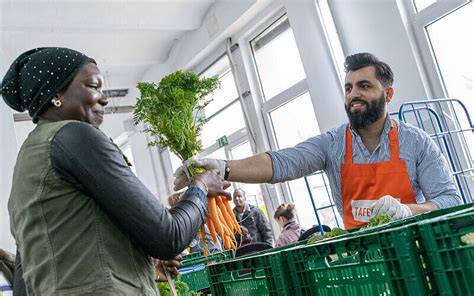 Teilnehmer bei einem Schokoladenkurs, die Tafeln verzieren