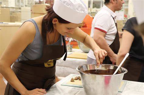 Teilnehmer beim Pralinen kreieren: Workshop-Szene