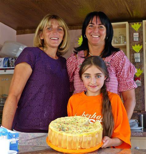 Teilnehmerin präsentiert ihre selbstgemachte Torte