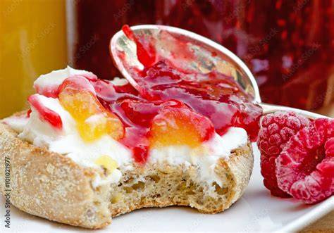 Teller mit Frühstück, Marmelade und Quark