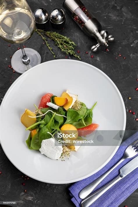 Teller mit Makkaroni-Torte und grünem Salat