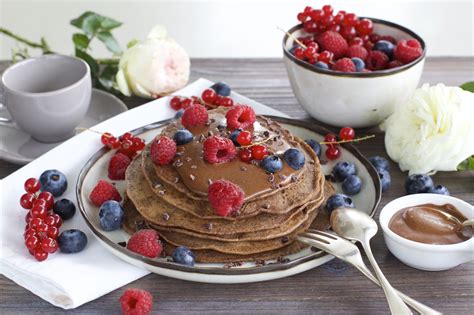 Teller mit Tahini-Schokoladen-Pancakes, großzügig getoppt