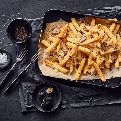 Teller mit Trüffelpommes und kreativen Dips - Aprikosen-Haselnuss-Ketchup, Trüffelmayo