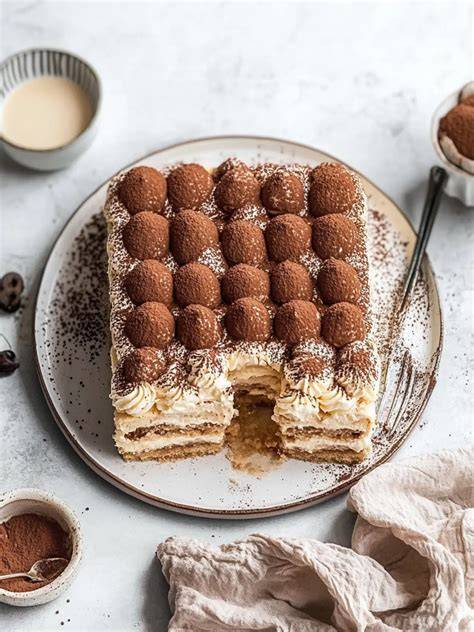 Teller mit verschiedenen Kekssorten für Tiramisu