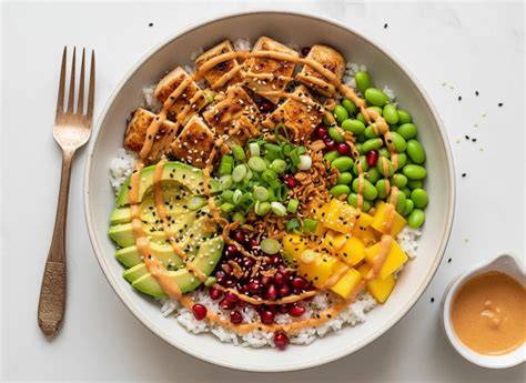 Teller mit verschiedenen Puddings und Toppings