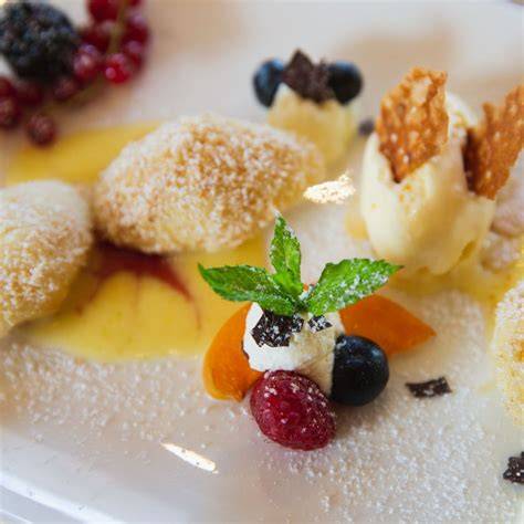 Teller mit verschiedenen klassischen Desserts