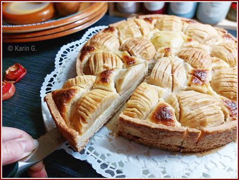 Tessiner Mandel-Apfeltorte mit fächerartig eingeschnittenen Äpfeln